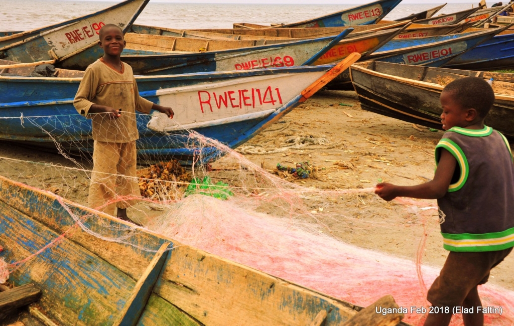 ילדים דייגים אוגנדה אפריקה