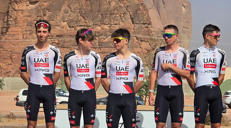 UAE Team Emirates-XRG באל־עולא 2026 — המערכת כבר אינה נבנית סביב עונה אחת, אלא סביב רצף רב־שנתי.צילום: Z thomas, Wikimedia Commons, רישיון CC BY 4.0. 