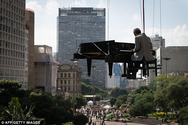 article-2140617-12F536FB000005DC-681_634x422