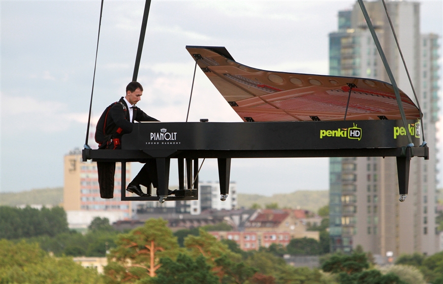 pb-120810-piano-balloon-ps2.photoblog900